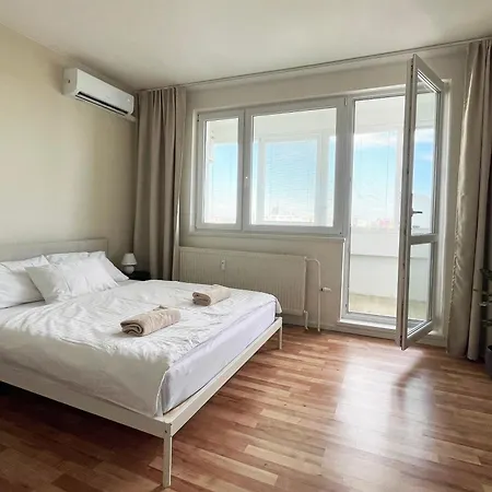 Air-conditioned Studio, Close To Centre & Tram Stop