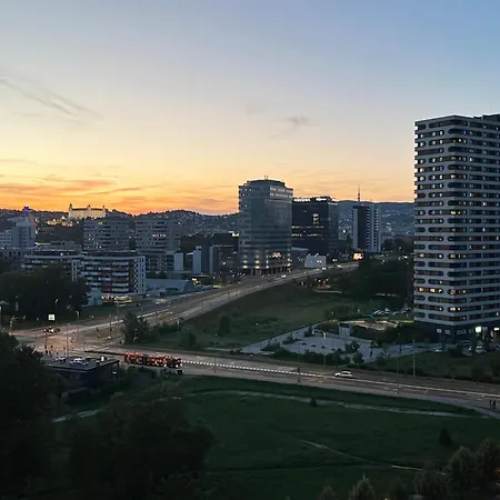 Air-conditioned Studio, Close To Centre & Tram Stop شقة *