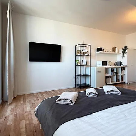 Apartman Air-conditioned Studio, Close To Centre & Tram Stop *