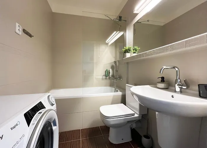Air-conditioned Studio, Close To Centre & Tram Stop דירה