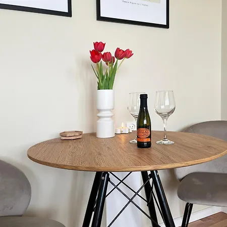 Air-conditioned Studio, Close To Centre & Tram Stop *