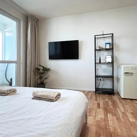 Air-conditioned Studio, Close To Centre & Tram Stop *