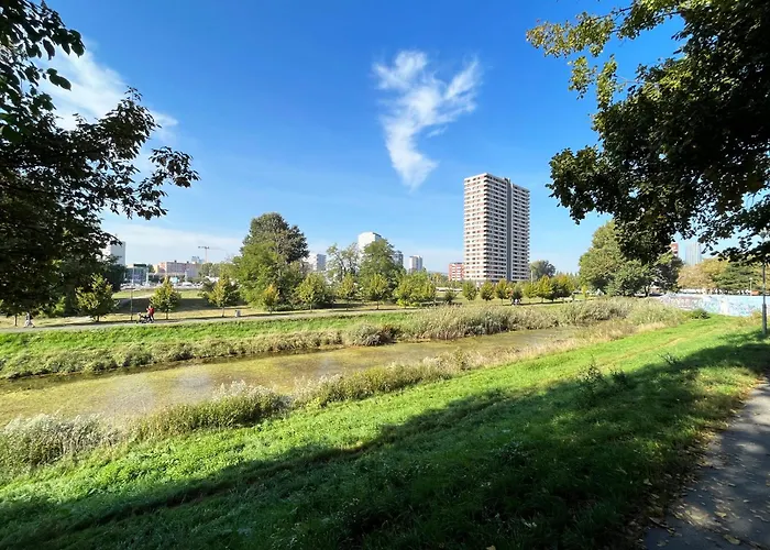 Air-conditioned Studio, Close To Centre & Tram Stop 아파트 *